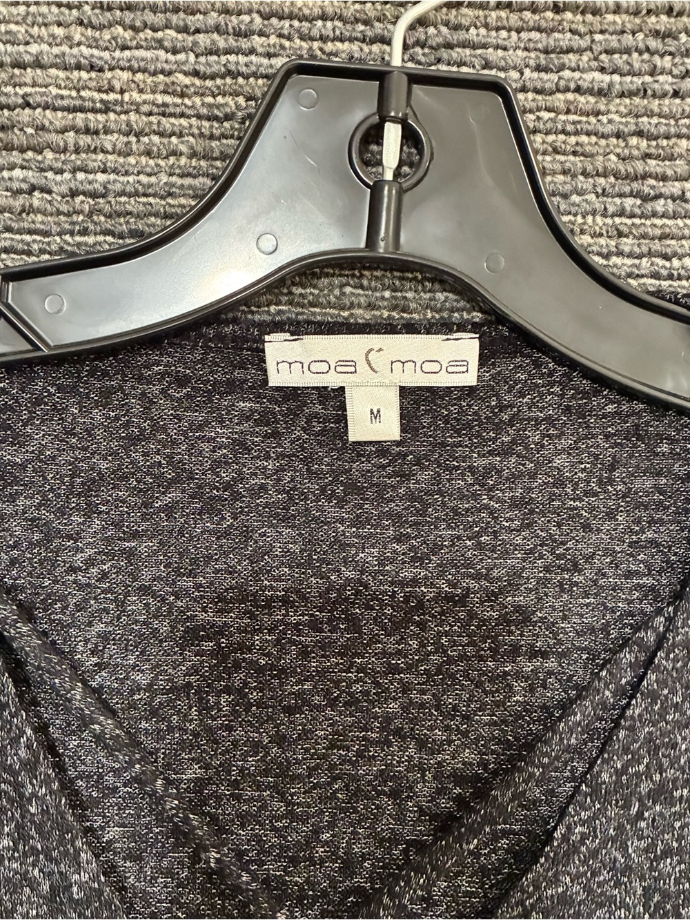 Moa Moa Black Heather V-Neck light sweater